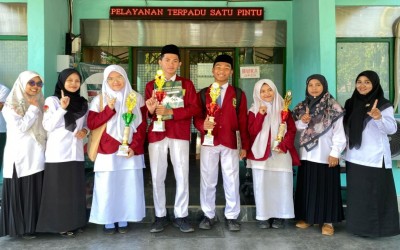 Tiga Peserta Didik MAN 1 HST Terima Trophy Juara OMI dan Satu Peserta Didik Terima Trophy Juara Poster Tingkat Kabupaten