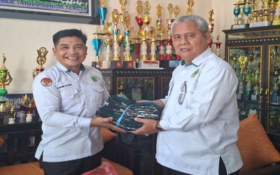 MAN 1 HST Kembali Tebar Kepedulian, Sumbangkan Kain Batik untuk Peserta Didik Baru MAS Batu Tangga