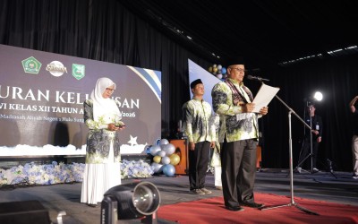 Kepala Madrasah Kukuhkan Peserta Didik Kelas XII MAN 1 HST dalam Suasana Khidmat dan Haru