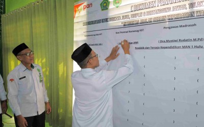 Wujudkan ZI, MAN 1 HST Gelar Penandatanganan Pakta Integritas Bersama Pejabat Kemenag HST
