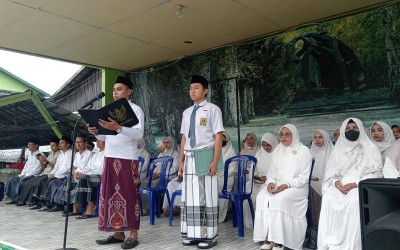 MAN 1 HST Gelar Upacara Hari Santri 2025 dengan Khidmat Meski Diguyur Hujan