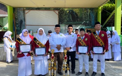 Peserta Didik MAN 1 HST Serahkan Piala Prestasi kepada Madrasah