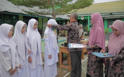 MAN 1 HST Serahkan Medali dan Piagam kepada Para Juara Indonesian Youth Festival dan National Science Olympiad